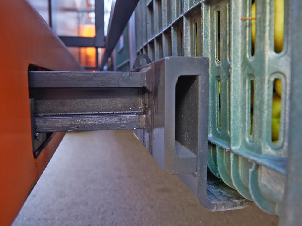 Materialfluss: Innenlader verbessert Apfelkistentransport
