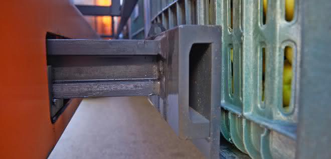 Materialfluss: Innenlader verbessert Apfelkistentransport