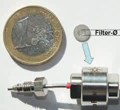 Bild 4: Inline-Filter mit einer Porengröße von 0,3 µm für die UHPLC und die totvolumenarme Halterung (max. 1,3 µl) im Größenvergleich. Bild 4: Inline-Filter mit einer Porengröße von 0,3 µm für die UHPLC und die totvolumenarme Halterung (max. 1,3 µl) im Größenvergleich.