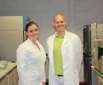 Jennifer Kaiser und Prof. Dr. Andreas Möglich vom Lehrstuhl für Biochemie der Universität Bayreuth.