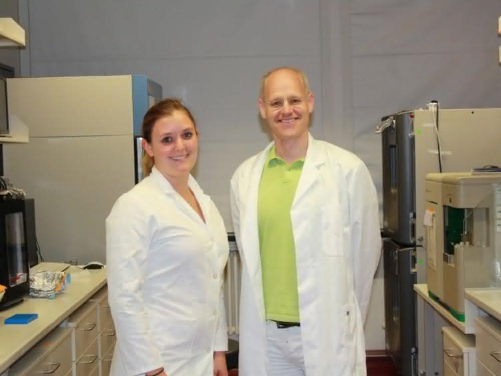 Jennifer Kaiser und Prof. Dr. Andreas Möglich vom Lehrstuhl für Biochemie der Universität Bayreuth.