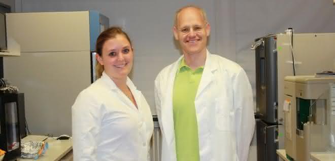 Jennifer Kaiser und Prof. Dr. Andreas Möglich vom Lehrstuhl für Biochemie der Universität Bayreuth.