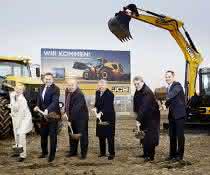 Bagger und Radlader: JCB: Spatenstich für Deutschlandzentrale Der Spatenstich für die neue Deutsch-land-Zentrale von JCB im Beisein von Lord Bamford: Susanne Stupp, Grame MacDonald, Hans-Willi Meier, Lord Bamford, Michael Kreuzberg und Frank Zander (v.l.n.r.). (Abb.: JCB)