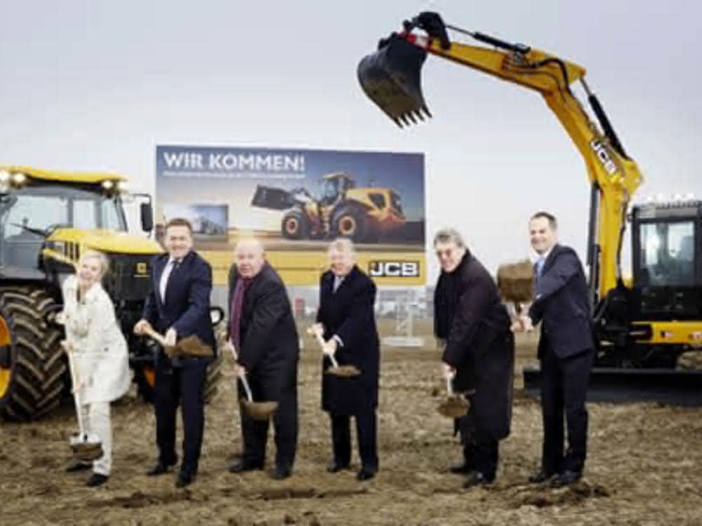 Der Spatenstich für die neue Deutsch-land-Zentrale von JCB im Beisein von Lord Bamford: Susanne Stupp, Grame MacDonald, Hans-Willi Meier, Lord Bamford, Michael Kreuzberg und Frank Zander (v.l.n.r.). (Abb.: JCB)