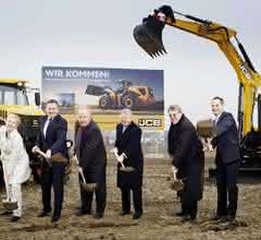 Der Spatenstich für die neue Deutsch-land-Zentrale von JCB im Beisein von Lord Bamford: Susanne Stupp, Grame MacDonald, Hans-Willi Meier, Lord Bamford, Michael Kreuzberg und Frank Zander (v.l.n.r.). (Abb.: JCB)