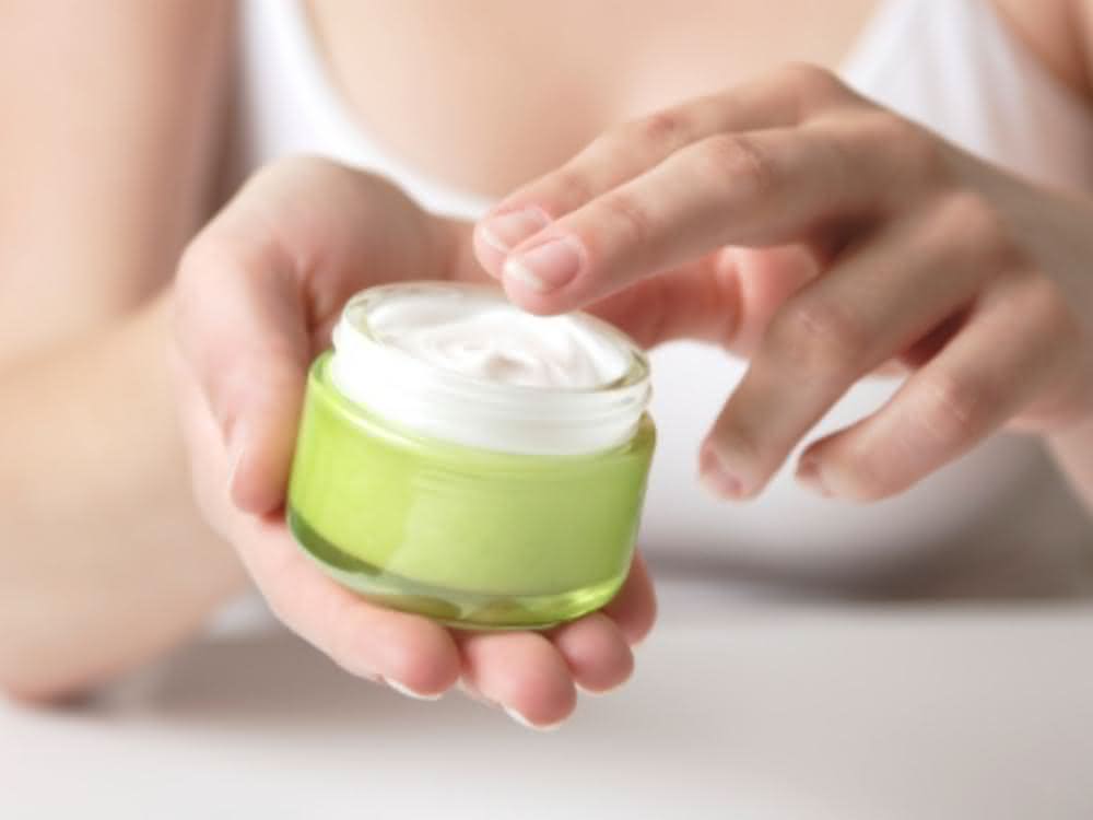 Mikrobiomforschung für neue Kosmetikrohstoffe: Evonik kooperiert mit dem Forschungszentrum CMI Töpfchen mit Hautcreme.