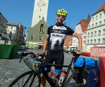 So geht´s natürlich auch: Im September 2019 reiste Sebastian Jäckle von Freiburg klimaneutral mit dem Fahrrad zu einer Konferenz nach Wroclaw/Polen. Im September 2019 reiste Sebastian Jäckle von Freiburg klimaneutral mit dem Fahrrad zu einer Konferenz nach Wroclaw/Polen.