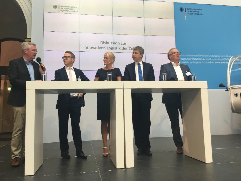 Michael ten Hompel erklärt Verkehrsminister Scheuer die Logistik