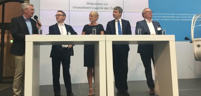 Michael ten Hompel explains logistics to Transport Minister Scheuer