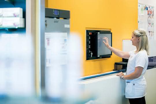 Automatisiert mit Apostore: Roboter Robi sortiert Medikamente