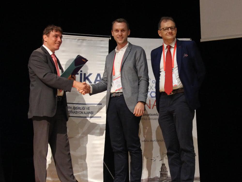 (v.l.n.r.) Klaus Griesar (Science Relations, Merck), David Alsteens (Heinrich-Emanuel-Merck-Preis für Analytik 2019), Renato Zenobi (Chairman of the Jury, ETH Zurich) Klaus Griesar (Science Relations, Merck), David Alsteens (Heinrich-Emanuel-Merck-Preis für Analytik 2019), Renato Zenobi (Chairman of the Jury, ETH Zurich)