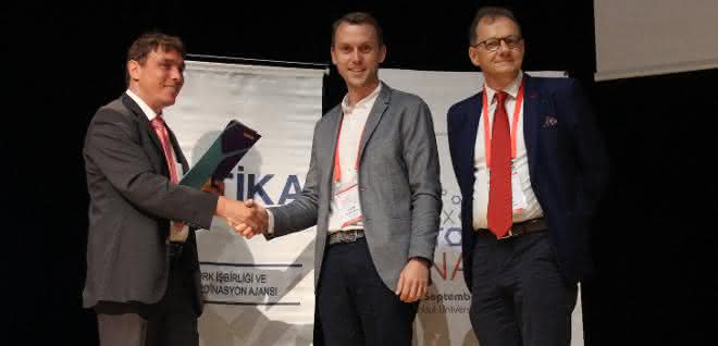 (v.l.n.r.) Klaus Griesar (Science Relations, Merck), David Alsteens (Heinrich-Emanuel-Merck-Preis für Analytik 2019), Renato Zenobi (Chairman of the Jury, ETH Zurich) Klaus Griesar (Science Relations, Merck), David Alsteens (Heinrich-Emanuel-Merck-Preis für Analytik 2019), Renato Zenobi (Chairman of the Jury, ETH Zurich)