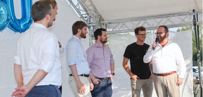 Start-up-Vertreter und Dr. Gunther Wobser (r.) auf einer Bühne
