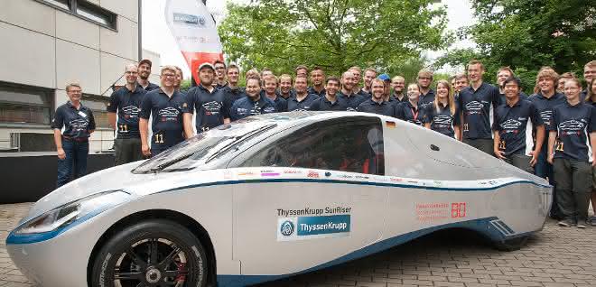 Sunriser mit Hochschulteam SunRiser und das Team der Hochschule