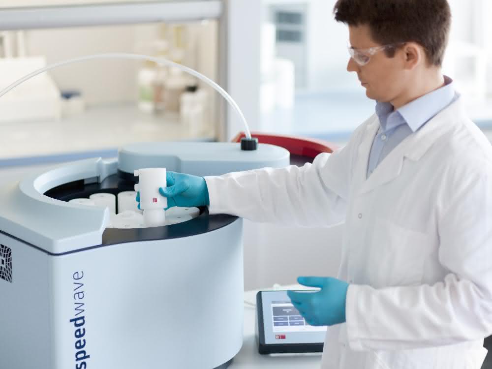 Bild 2: Die Speedwave XPERT eignet sich auf Grund ihres runden Ofenraums und abgedichteter Gefäße ideal für die Probenvorbereitung zur Schwermetallanalyse in Arzneimitteln. Bild 2: Die Speedwave XPERT eignet sich auf Grund ihres runden Ofenraums und abgedichteter Gefäße ideal für die Probenvorbereitung zur Schwermetallanalyse in Arzneimitteln.
