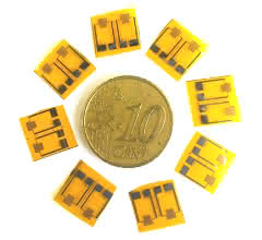 Bild 2a: Dünnschicht-Gassensoren auf flexiblem Polyimid (Dicke 25 µm) nach Herstellung ohne Katalysator.