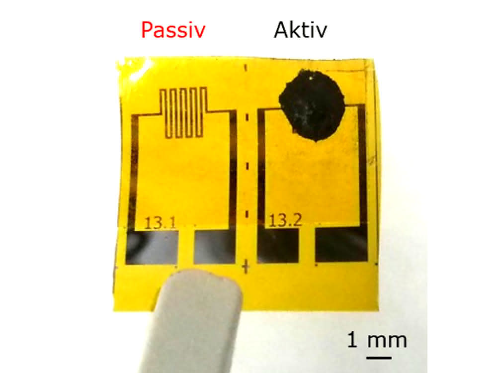 Bild 2b: Dünnschicht-Gassensoren auf flexiblem Polyimid: Sensoransicht mit MnO2 als Katalysator auf der rechten Sensorseite. Bild 2b:Dünnschicht-Gassensoren auf flexiblem Polyimid: Sensoransicht mit MnO2 als Katalysator auf der rechten Sensorseite.