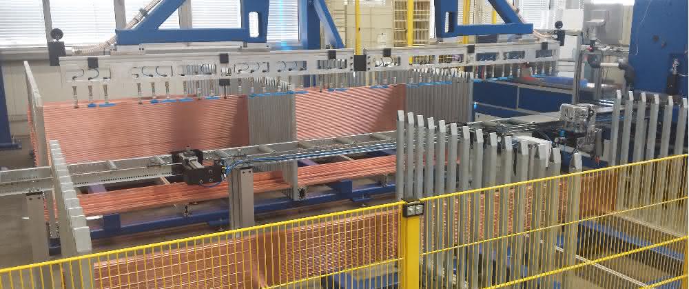 Ehrt Maschinenbau installierte ein Gantry-System mit Stanzmaschine Automatisierte Stanzmaschine