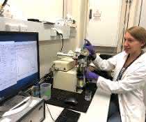 Ko-Erstautorin Lisa-Marie Funk analysiert den Mechanismus eines Proteins mithilfe von speziellen biophysikalischen Methoden. Ko-Erstautorin Lisa-Marie Funk analysiert den Mechanismus eines Proteins mithilfe von speziellen biophysikalischen Methoden.