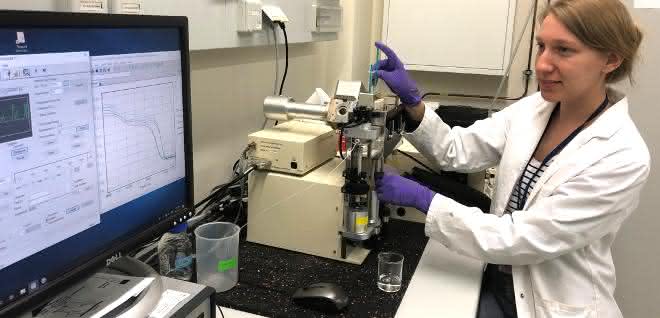 Ko-Erstautorin Lisa-Marie Funk analysiert den Mechanismus eines Proteins mithilfe von speziellen biophysikalischen Methoden.