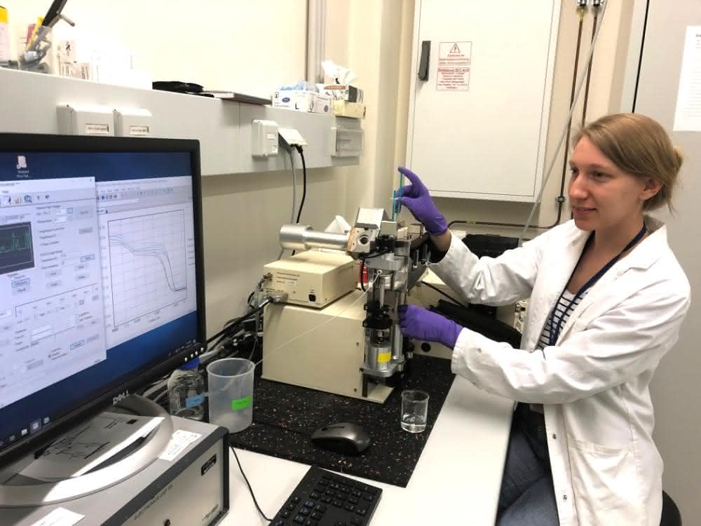 Ko-Erstautorin Lisa-Marie Funk analysiert den Mechanismus eines Proteins mithilfe von speziellen biophysikalischen Methoden.