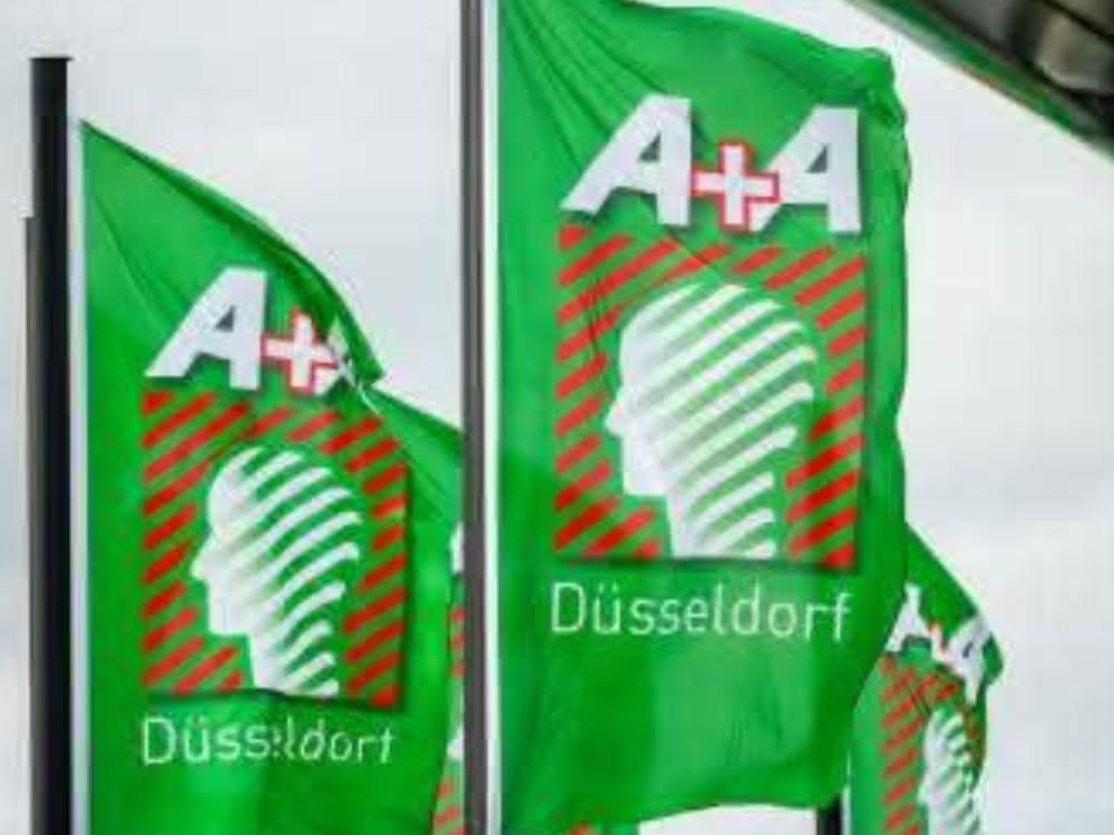 Grüne Fahnen der Messe A + A mit Messelogo