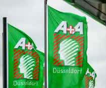 Grüne Fahnen der Messe A + A mit Messelogo
