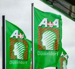 Grüne Fahnen der Messe A + A mit Messelogo