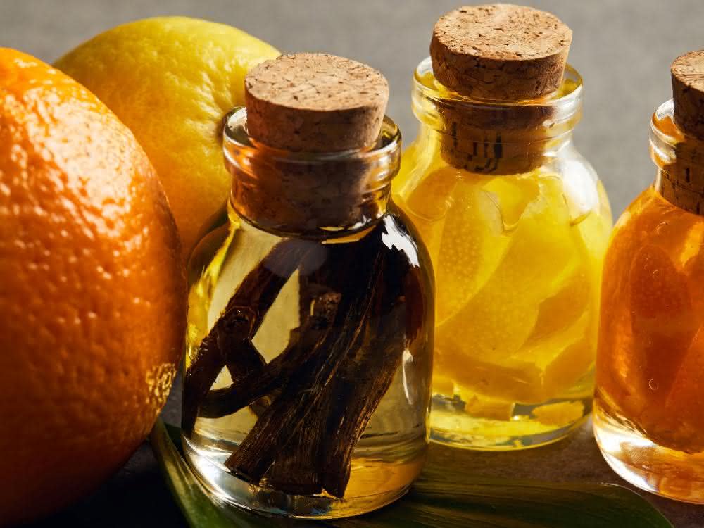 Zitrusfrüchte und Glasfläschchen mit Aromaölen