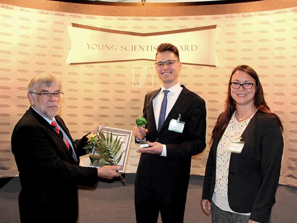 V.l.n.r.: Prof. Dr. Dr. Lerche, Scientific Conference Chair, Dr.-Ing. Richard-Sebastian Moeller, Young Scientist 2019, Susanne Lerche-Merchant, COO LUM GmbH Prof. Dr. Dr. Lerche, Scientific Conference Chair, Dr.-Ing. Richard-Sebastian Moeller, Young Scientist 2019, Susanne Lerche-Merchant, COO LUM GmbH