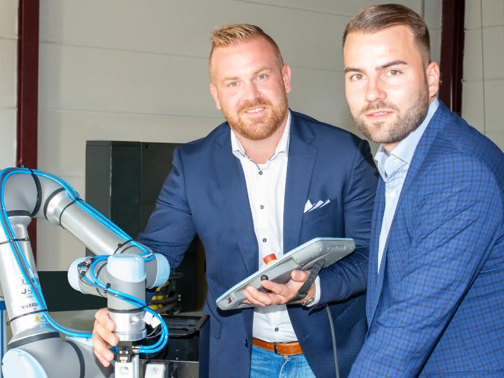 Severin Bobon (li), BoKa, und Jan Birkholz, Sales Engineer Nordbayern, Röhm Greiftechnik: Hohe Spannkraft, geringes Gewicht