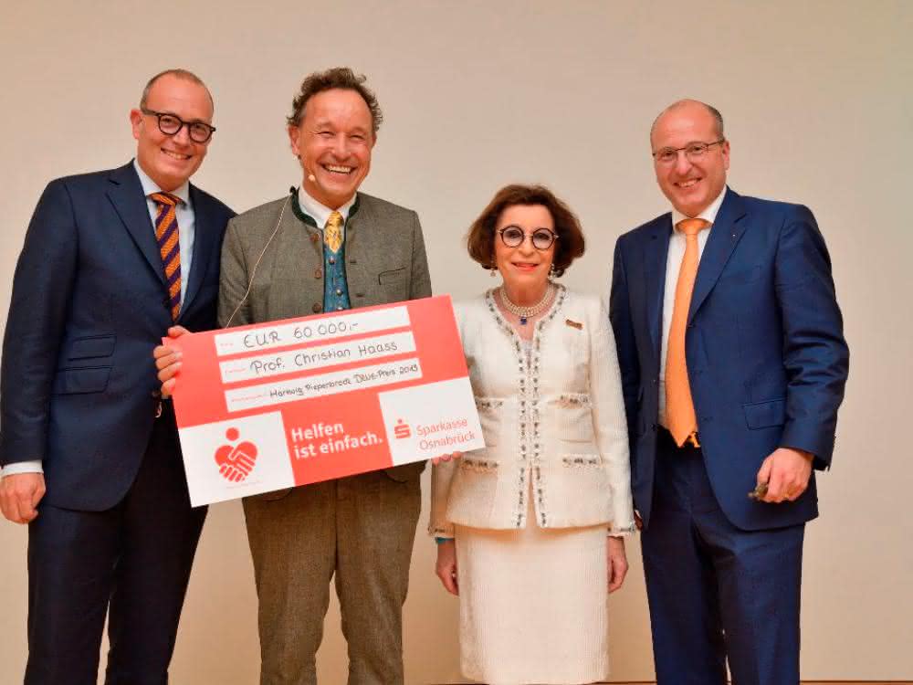 Verleihung des „Hartwig Piepenbrock-DZNE Preises 2019“ in Bonn, v. l. n. r.: Arnulf Piepenbrock (Geschäftsführender Gesellschafter der Piepenbrock Unternehmensgruppe), Prof. Christian Haass (Preisträger), Maria-Theresia Piepenbrock, Olaf Piepenbrock (Geschäftsführender Gesellschafter der Piepenbrock Unternehmensgruppe).