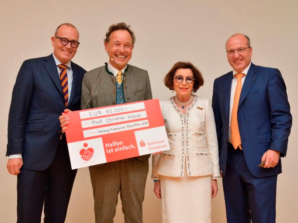 Verleihung des „Hartwig Piepenbrock-DZNE Preises 2019“ in Bonn, v. l. n. r.: Arnulf Piepenbrock (Geschäftsführender Gesellschafter der Piepenbrock Unternehmensgruppe), Prof. Christian Haass (Preisträger), Maria-Theresia Piepenbrock, Olaf Piepenbrock (Geschäftsführender Gesellschafter der Piepenbrock Unternehmensgruppe).