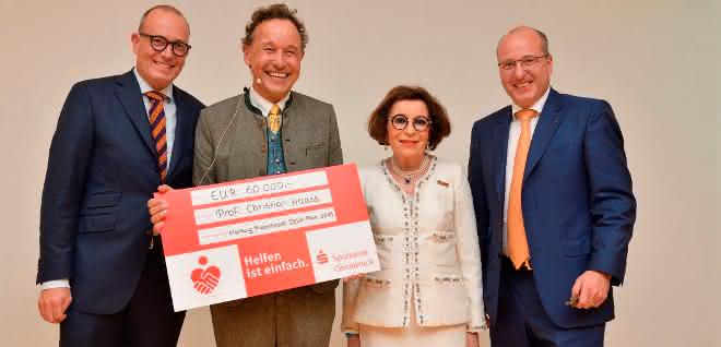 Verleihung des „Hartwig Piepenbrock-DZNE Preises 2019“ in Bonn, v. l. n. r.: Arnulf Piepenbrock (Geschäftsführender Gesellschafter der Piepenbrock Unternehmensgruppe), Prof. Christian Haass (Preisträger), Maria-Theresia Piepenbrock, Olaf Piepenbrock (Geschäftsführender Gesellschafter der Piepenbrock Unternehmensgruppe).