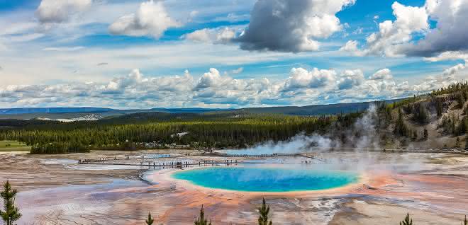 Auf geothermalen Feldern wie im Yellowstone-Nationalpark könnten auf der Ur-Erde erste RNA-Moleküle, die Vorboten des Lebens, entstanden sein. Auf geothermalen Feldern wie im Yellowstone-Nationalpark könnten auf der Ur-Erde erste RNA-Moleküle, die Vorboten des Lebens, entstanden sein.