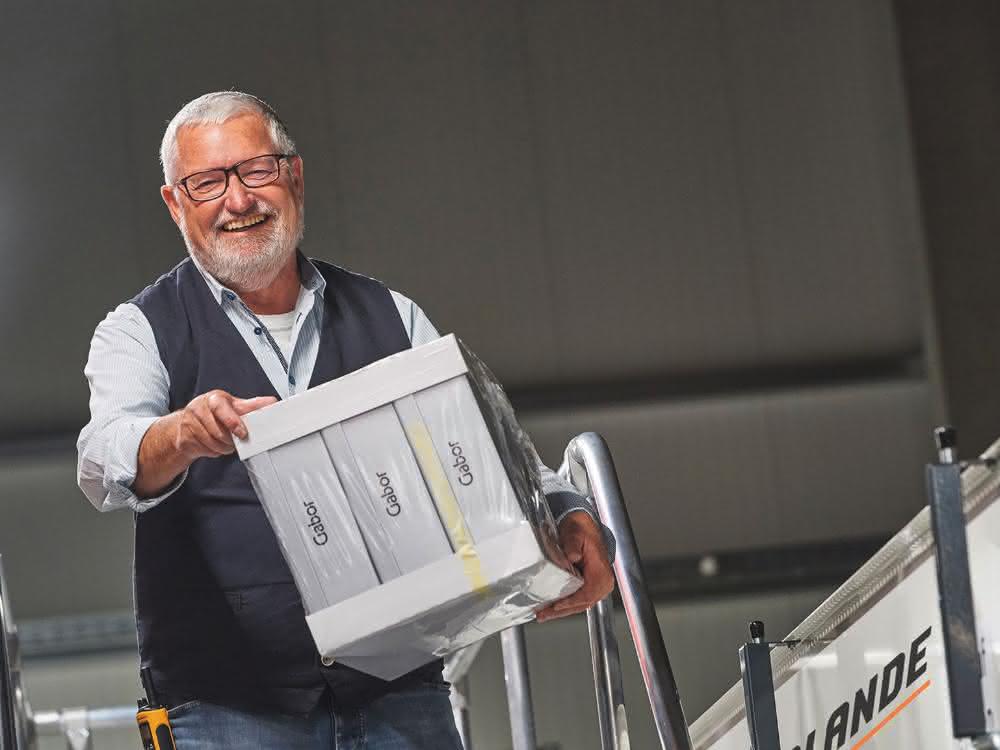 Aus materialfluss 8-9/2019: Fördertechnik im größten ­Schuhschrank der Welt
