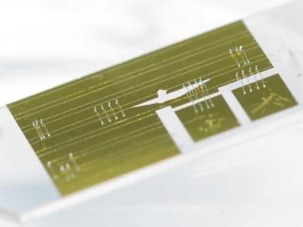 Mit diesem ca. 2 cm langen Chip lässt sich das Wellenspektrum von Infrarotlicht präzise aufschlüsseln. Mit diesem ca. 2 cm langen Chip lässt sich das Wellenspektrum von Infrarotlicht präzise aufschlüsseln.