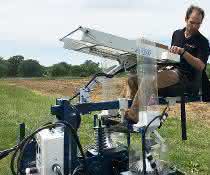 Prof. Dr. Tim Beissinger arbeitet während der Pflanzphase des Experiments auf einem Traktor. Prof. Dr. Tim Beissinger arbeitet während der Pflanzphase des Experiments auf einem Traktor.