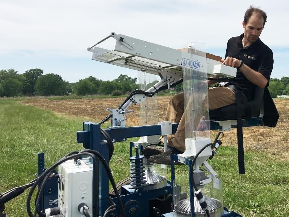 Prof. Dr. Tim Beissinger arbeitet während der Pflanzphase des Experiments auf einem Traktor. Prof. Dr. Tim Beissinger arbeitet während der Pflanzphase des Experiments auf einem Traktor.