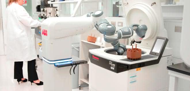 ABBs Konzept des mobilen Laborroboters, der eine Zentrifuge neben menschlichen Mitarbeitern betreut. ABBs Konzept des mobilen Laborroboters, der eine Zentrifuge neben menschlichen Mitarbeitern betreut.