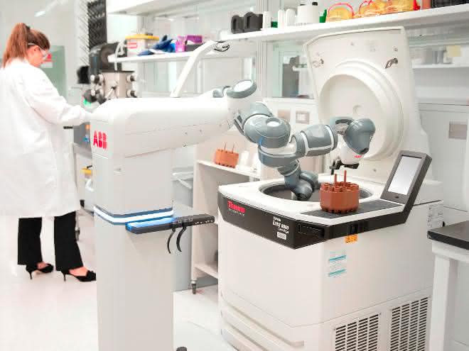 ABBs Konzept des mobilen Laborroboters, der eine Zentrifuge neben menschlichen Mitarbeitern betreut. ABBs Konzept des mobilen Laborroboters, der eine Zentrifuge neben menschlichen Mitarbeitern betreut.