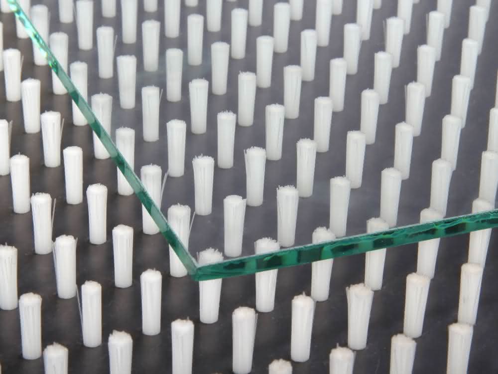 Das Format und die Abmessungen der Bürstenplatten lassen sich an das Design der Bearbeitungsmaschinen anpassen Bürstenplatten