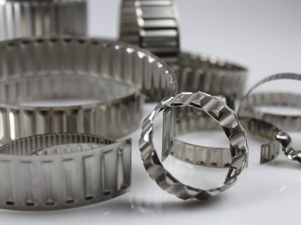 Connecting element in a robot arm Tolerance sleeves