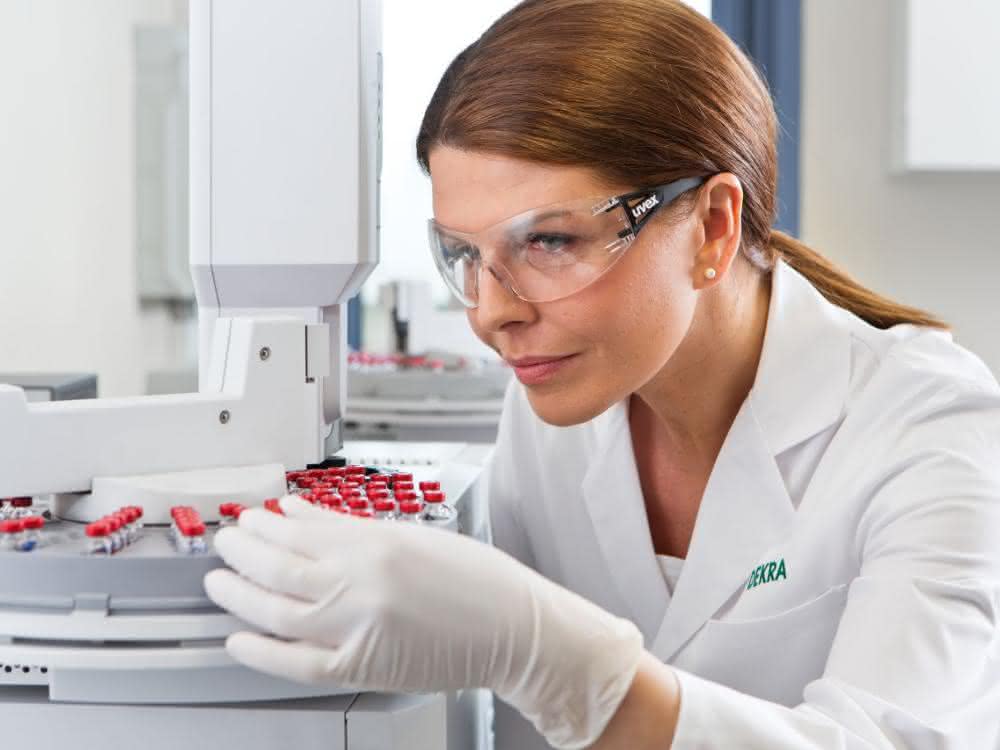 Labormitarbeiterin mit Probenröhrchen im Labor