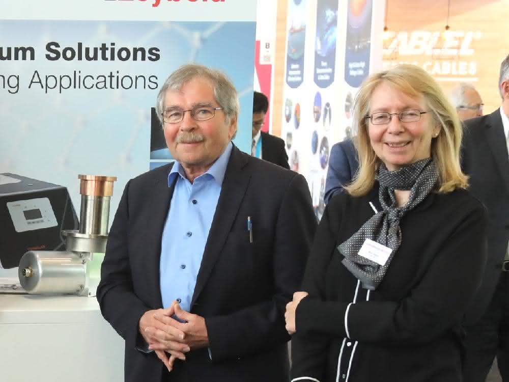 Dr. Johannes Georg Bednorz und Interview­erin Dr. Marlis Sydow, Leybold GmbH, auf dem Forum Superconducting City anlässlich der ­Hannover Messe 2019.
