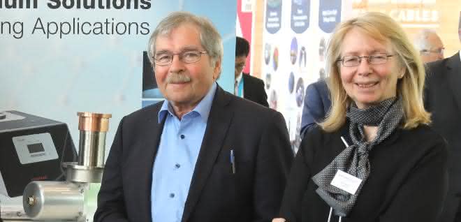 Dr. Johannes Georg Bednorz und Interview­erin Dr. Marlis Sydow, Leybold GmbH, auf dem Forum Superconducting City anlässlich der ­Hannover Messe 2019.