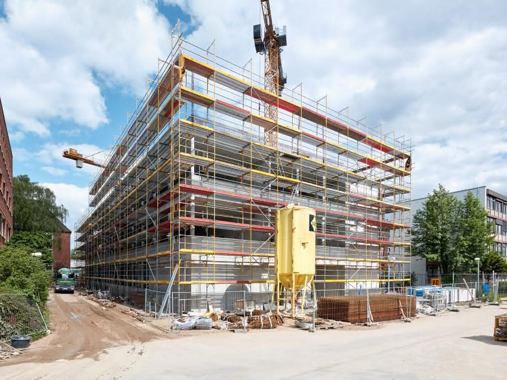 Rohbau mit Baugerüst