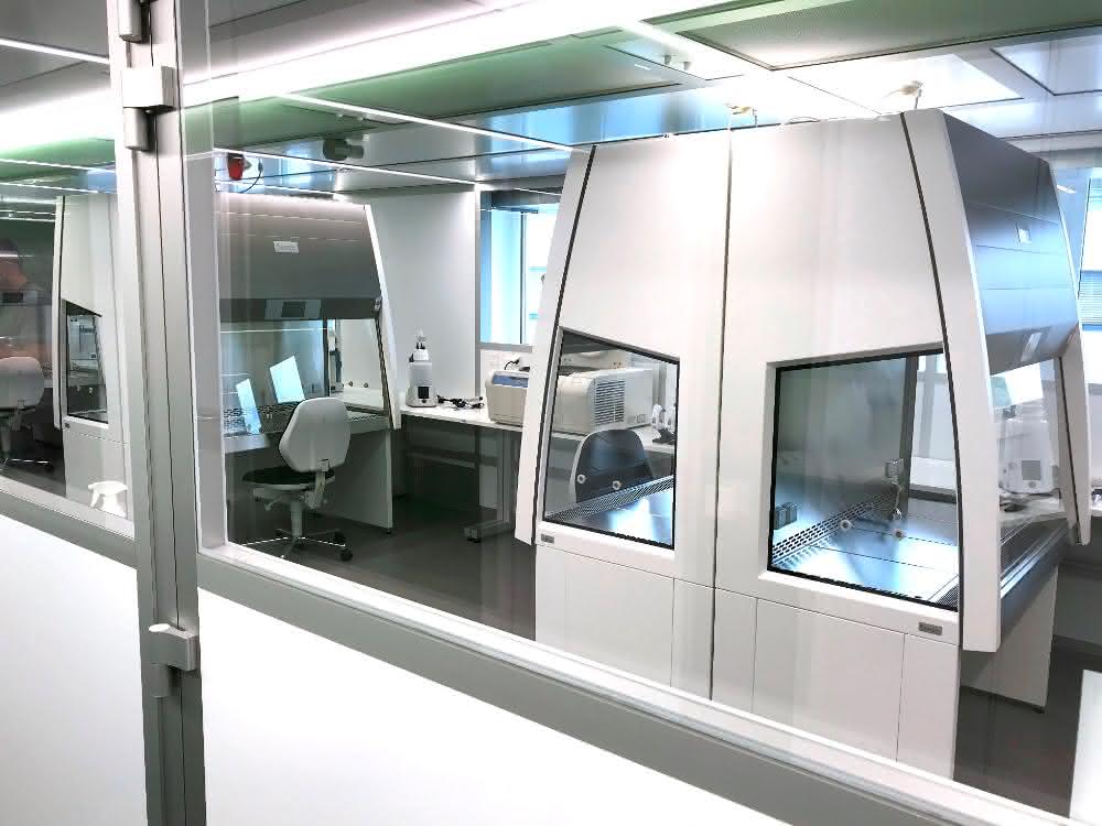 Sicherheitswerkbänke im Reinraum machen eine keimfreie Produktion der Impfstoffe möglich. Blick in den Reinraum mit Sicherheitswerkbänken (paarweise Rückwand an Rückwand installiert)