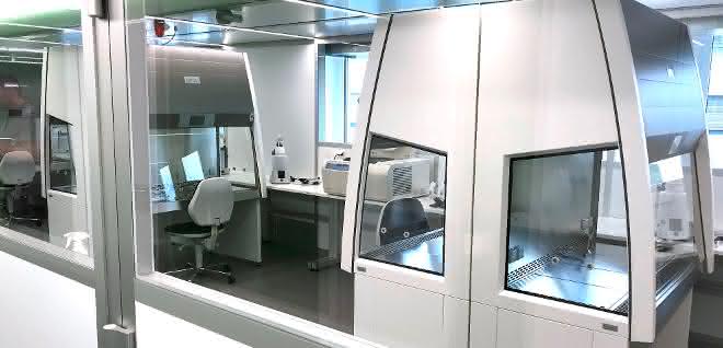 Sicherheitswerkbänke im Reinraum machen eine keimfreie Produktion der Impfstoffe möglich. Blick in den Reinraum mit Sicherheitswerkbänken (paarweise Rückwand an Rückwand installiert)