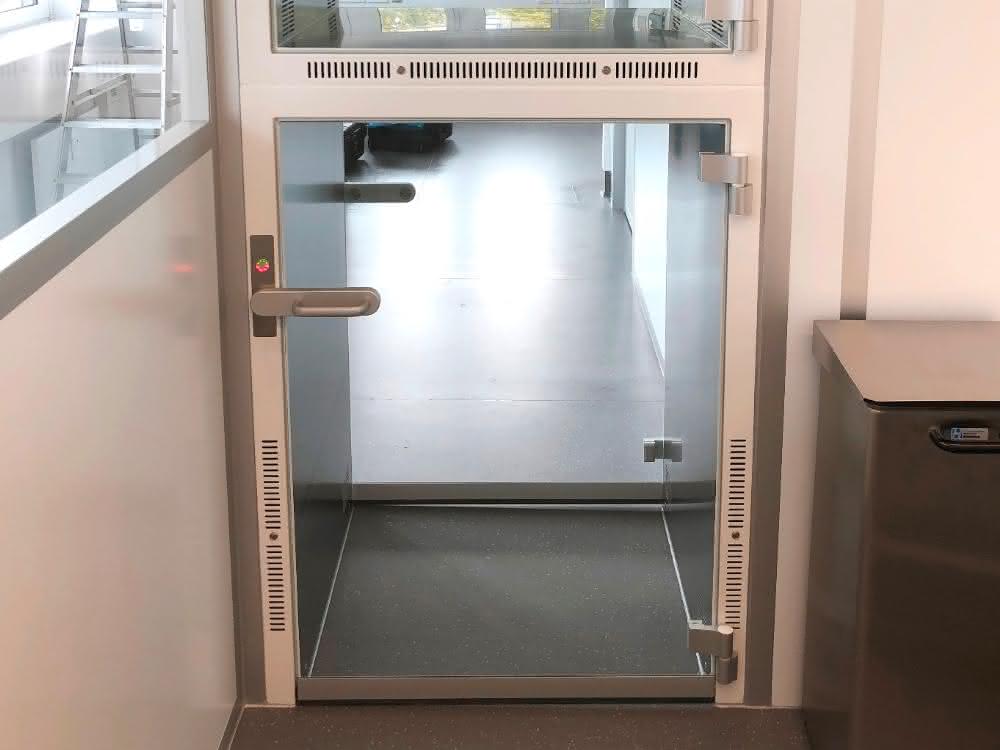 Über bodentiefe Materialschleusen werden Materialwagen sicher in den Reinraum eingeschleust. Individuelle Technik plus Luftmonitoring: Reinraum für die Krebsforschung